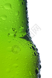 绿色啤酒瓶与水滴分离白色高清图片