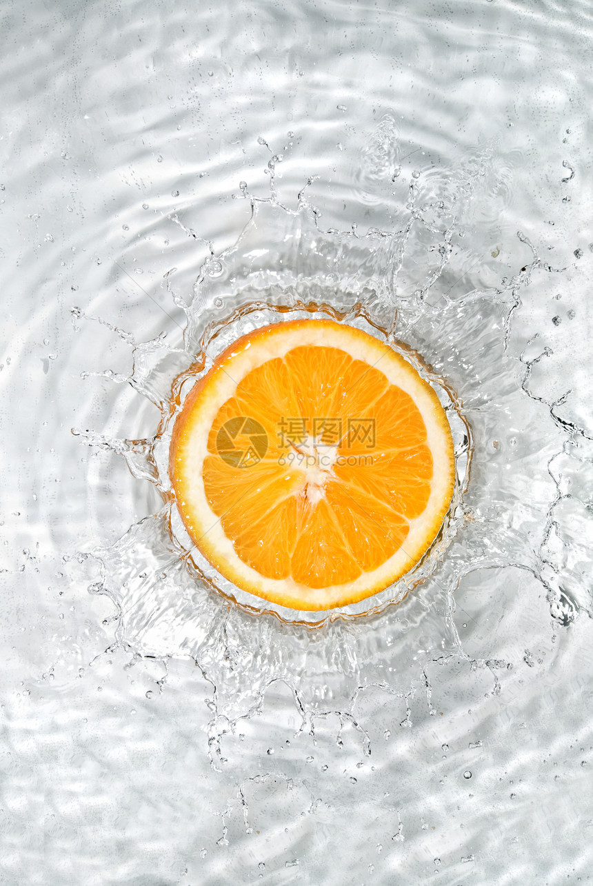 新鲜的橘子掉水里,白色上气泡图片