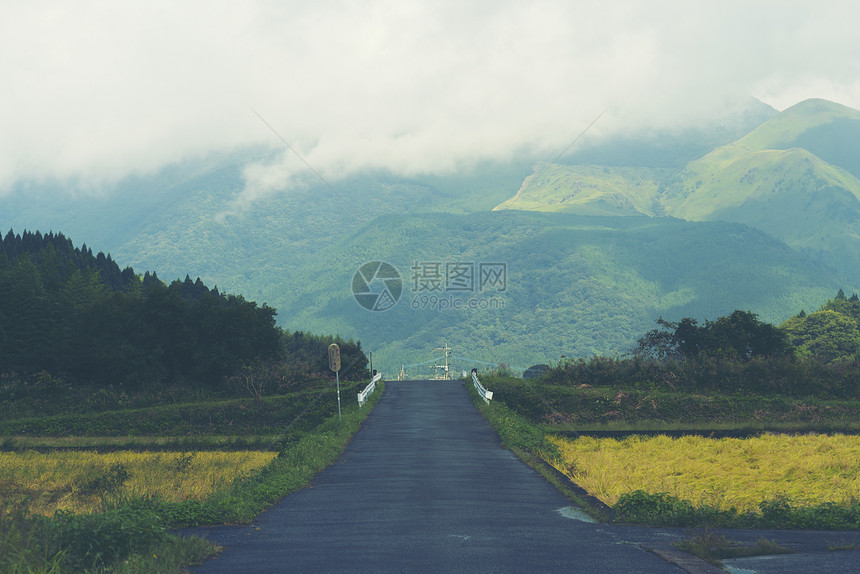 日本的农村,看通往山的路图片