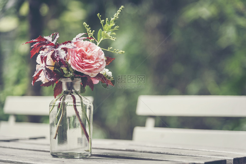 餐具花瓶里漂亮的花图片