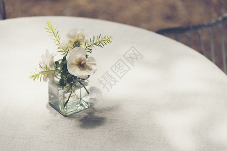 餐桌上布置了美丽的花图片