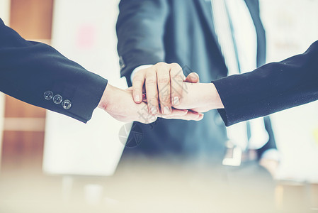 商人办公室开会时握手,成功,交易,问候合作伙伴的图片