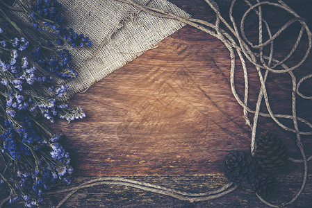 干燥的花架木材背景上,复古的过滤效果图片