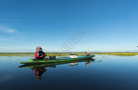 泰国纳孔萨万邦博拉费特湖的当地船只图片