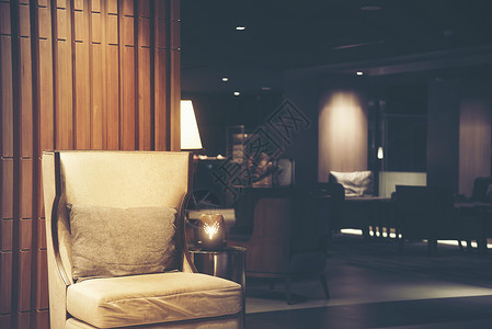 酒店客人休息室配豪华沙发夜间照明高清图片