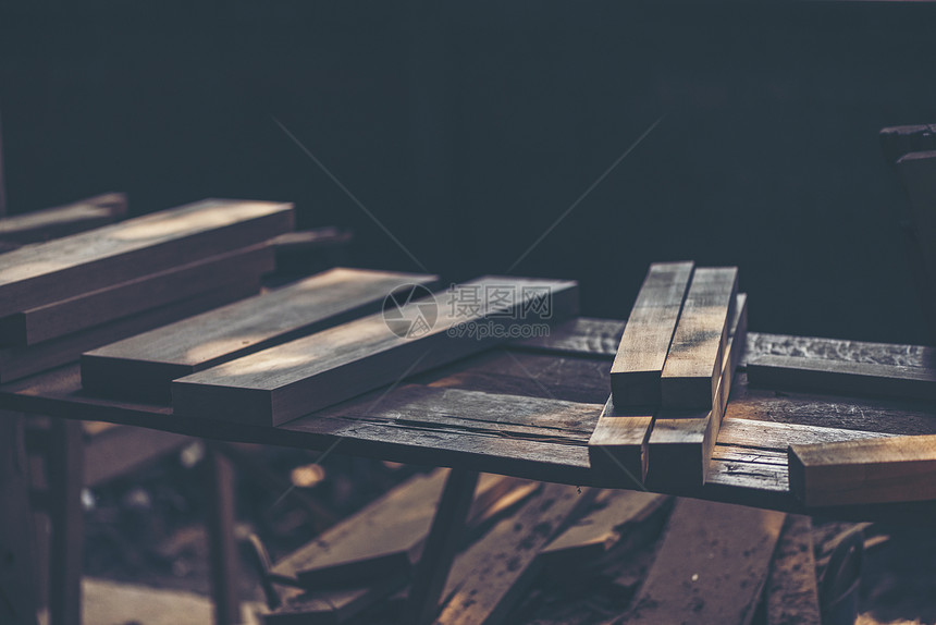 木工车间背景图像木匠工作台与同的工具木材切割架,老式过滤器图像图片