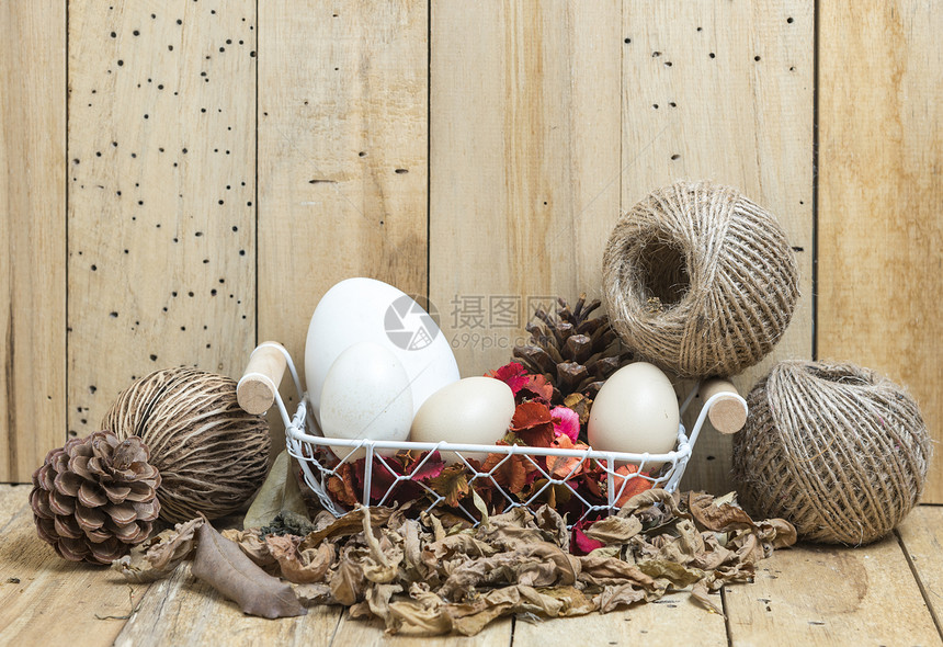 木制背景上的复活节彩蛋图片