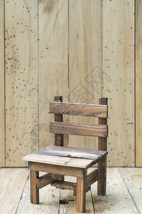 带木墙的迷你模型椅子图片