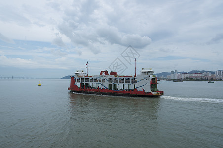 马来西亚槟榔屿海湾的货船图片