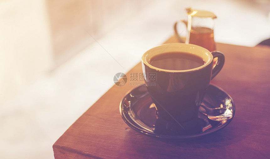 咖啡屋桌子上的黑色咖啡,老式过滤图像图片