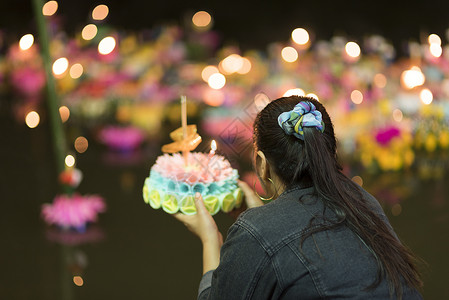 曼月乐泰国纳康纳约克11月25日洛伊克拉通节身份明的妇女穿着传统的蜡烛照明仪式进行崇拜201511月25日,泰国纳洪纳背景