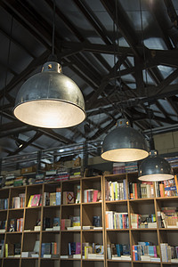 书店里的灯图片