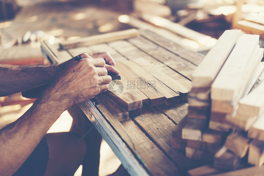 木桌上的松木木板施工背景图片