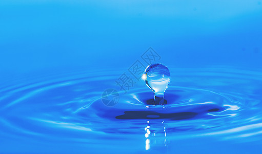 蓝色水滴下降的抽象背景图片