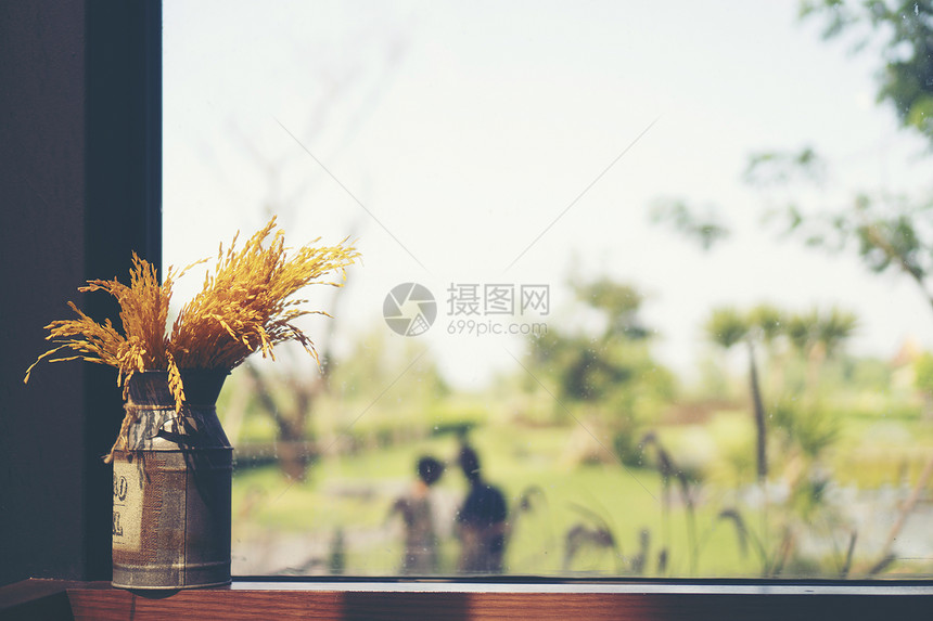 璃瓶中的干植物花装饰CA的木桌上干植物花璃瓶装饰木桌上的咖啡馆,老式咖啡店的装饰理念干植物花璃瓶装饰图片
