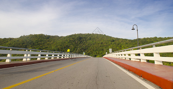泰国蓝天上的路桥背景图片