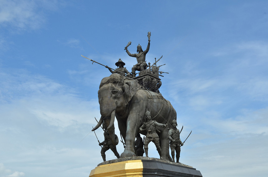 蓝色天空中的大象雕像,泰国苏潘布里省纳雷斯安国王的纪念碑图片