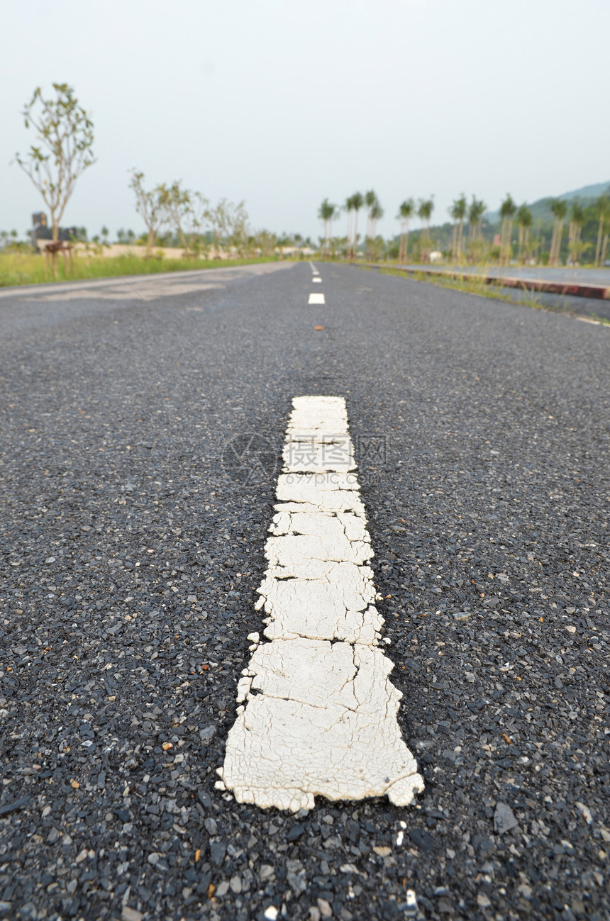 沥青道路纹理与白色条纹图片