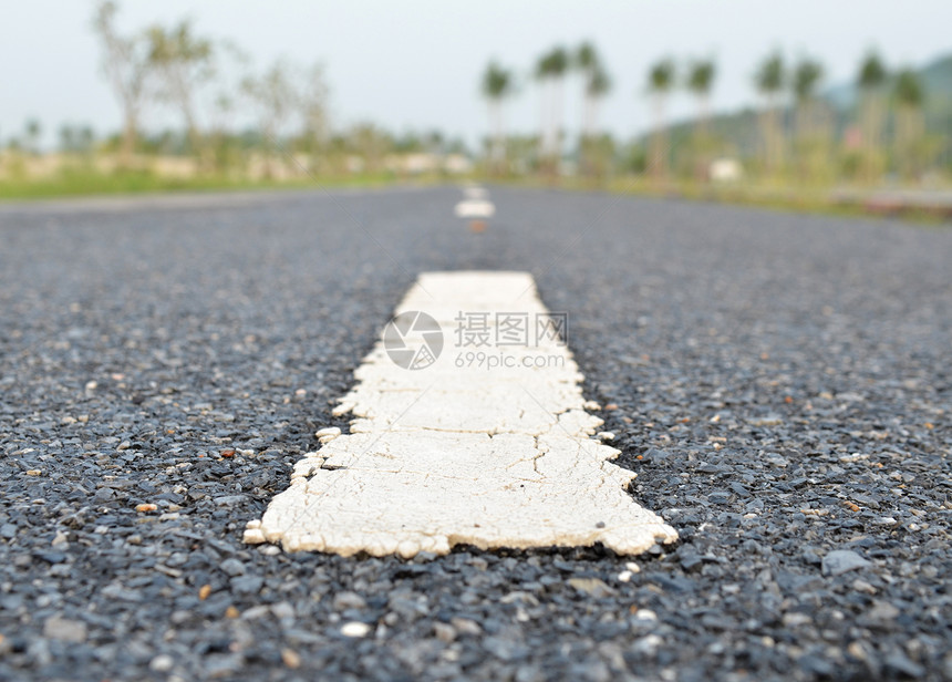 沥青道路纹理与白色条纹图片