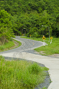 沥青道路尖锐的曲线与热带森林曲折前进图片