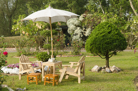 美丽的花园与花木制桌椅家庭装饰图片