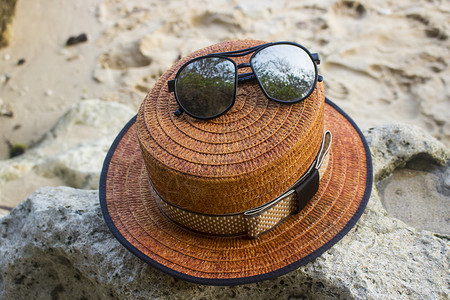 海滩上戴太阳镜的棕色靴子帽子图片