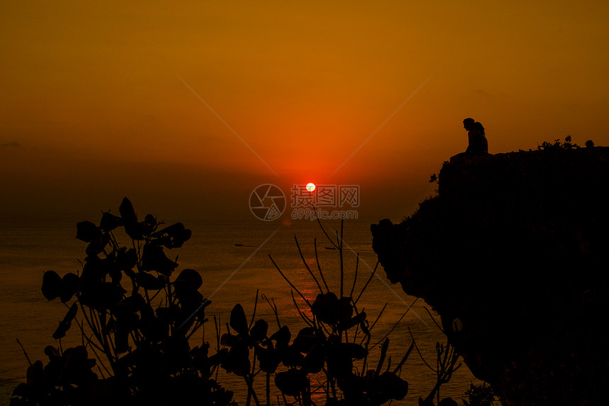 情侣剪影日落海滩风景暑假照片情侣剪影日落海滩景观暑假图片