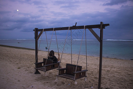 巴厘岛秋千中午海滩景观与秋千椅照片中午带秋千椅的海滩景观背景