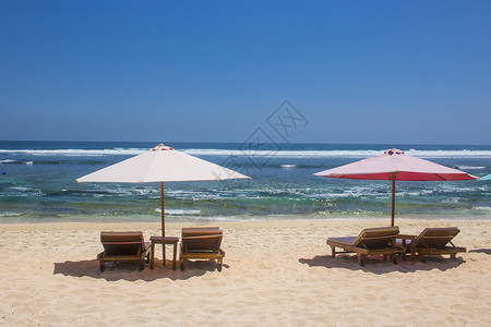 伞椅美丽的夏季海滩风景照片伞椅美丽的夏季海滩景色背景图片