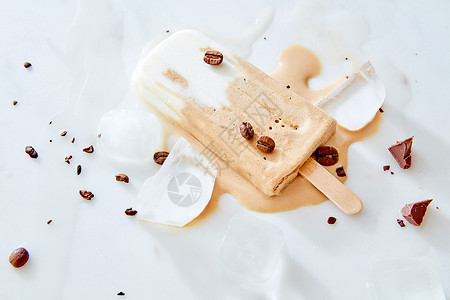 咖啡冰糕与咖啡豆块巧克力大理石冰背景,顶部视图夏天美味的背景夏季健康纯素冷冻融化咖啡冰棍与咖啡豆大理石背景背景图片