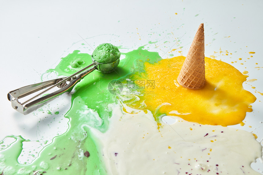 同口味的彩色冰淇淋锥融化的铲子顶部视图,钢金属背景图片