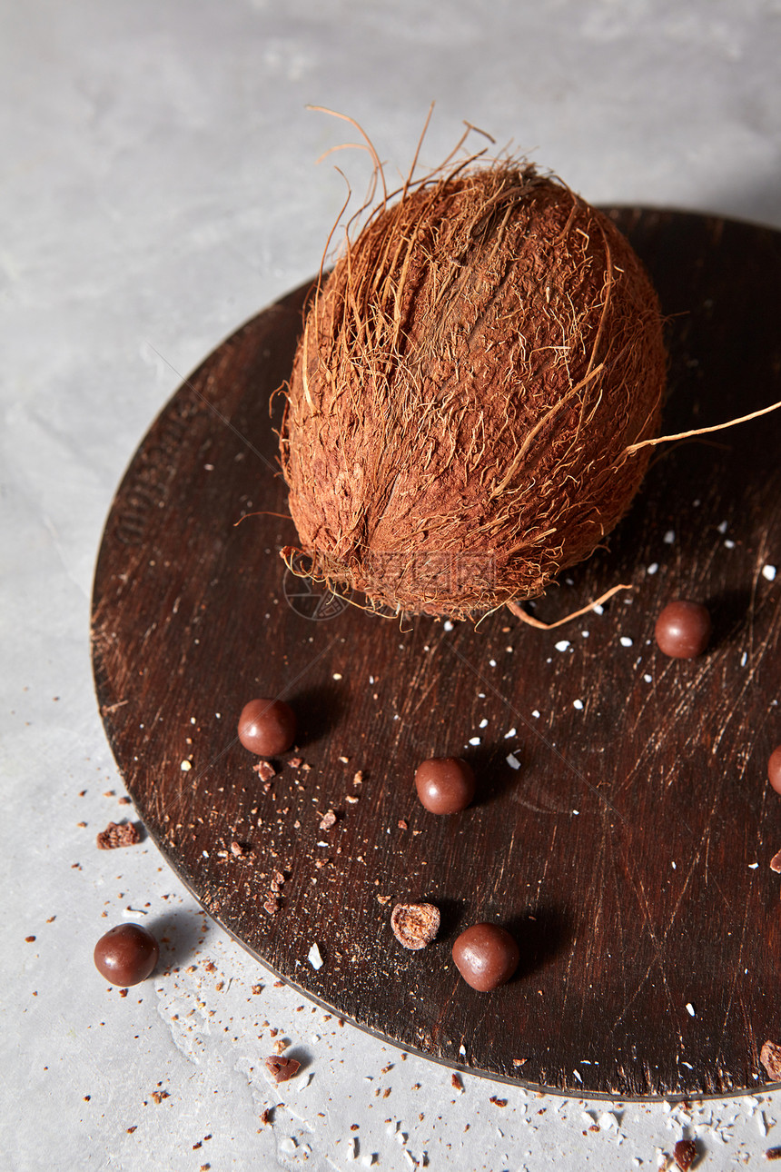 木板上的整个机椰子巧克力球带的Snrrom厨房桌子异国情调的核桃椰子巧克力球个古老的木板上的灰色混凝图片