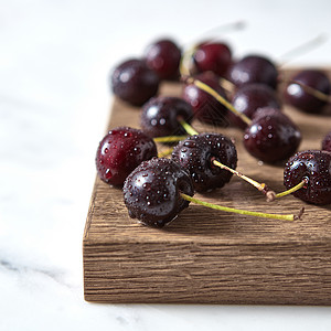 红色成熟浆果与水滴的特写新鲜采摘的机水果用于自制烹饪浅深的田野木板上天然机樱桃上的水滴明确健康饮食背景