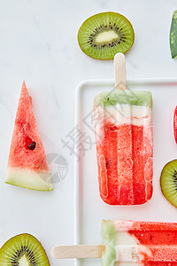 图案的新鲜水果猕猴桃,西瓜冰淇淋棒棒糖个盘子上的灰色大理石背景与的文字夏日甜点平躺开胃的成冰棒多汁的西背景图片