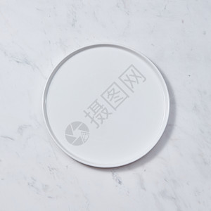 手工瓷盘的顶部视图陶瓷釉板灰色背景上空的可用于展示蒙太奇您的产品装饰陶瓷白色板,覆盖灰色背景上的釉传统陶瓷背景图片