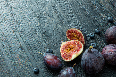 灰色木制背景上的新鲜无花果蓝莓新鲜的无花果蓝莓图片