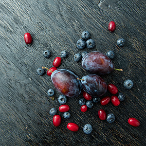 蓝莓,李子山茱萸张深色的木桌上蓝莓,李子茱萸图片