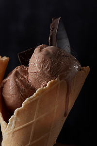 把巧克力冰淇淋巧克力片融化华夫饼锥里华夫饼锥里美味的冰淇淋图片
