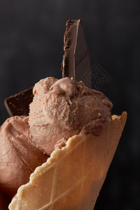 巧克力冰淇淋与巧克力片华夫饼锥华夫饼锥里的甜冰淇淋图片