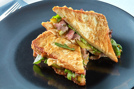 健康三明治与培根,阿鲁古拉早餐黑色盘子带培根的健康三明治图片