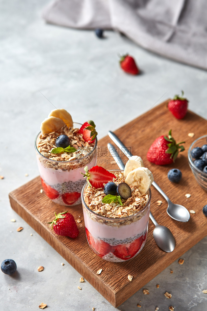 健康的粉红色奶昔与天然水果草莓,香蕉,蓝莓,燕麦片辣椒种子木板上的灰色背景超级食品,天然排,饮食健康食品机酸奶图片