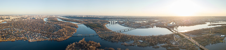基辅市的全景,可以看奥博隆地区,北桥城市的右侧横跨聂伯河全全景360无人机的照片基辅市,可以看奥博隆地区北桥图片