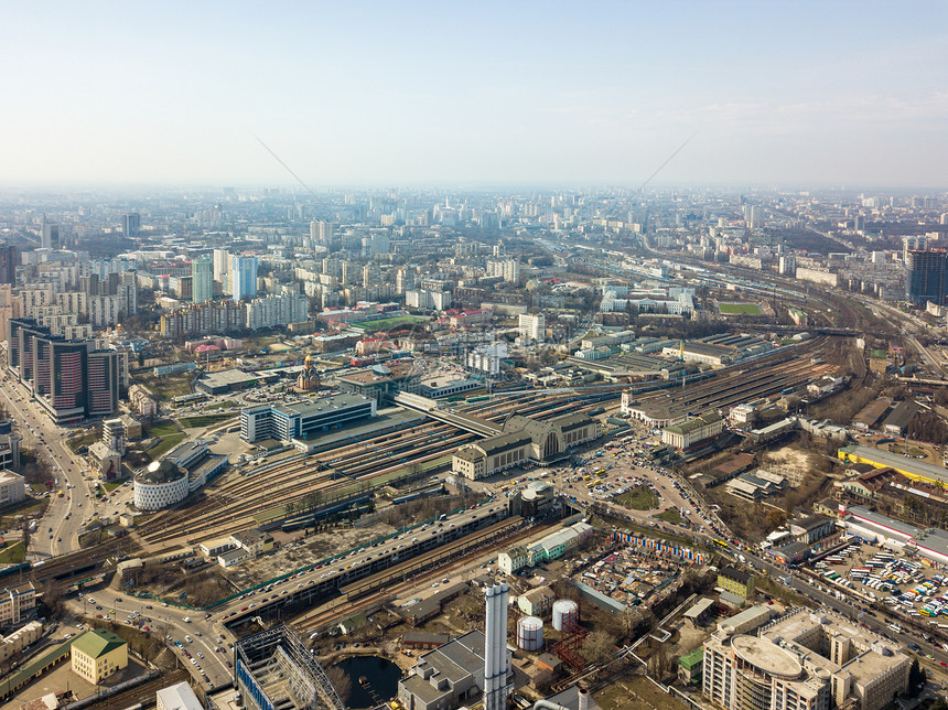 基辅市,现代建筑火车站,晴朗的春天火车无人机摄影基辅市的全景与现代高层建筑火车站图片