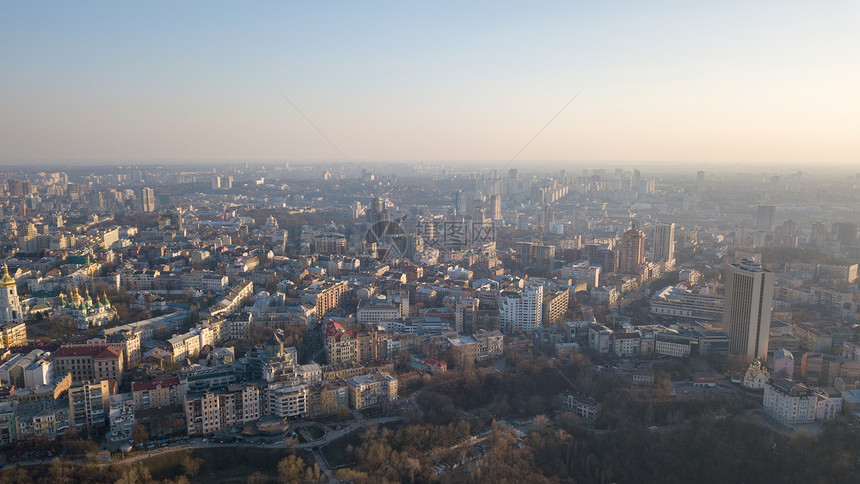 空中摄影无人机中央艺术家之家,交易之家,佩扎兹纳小巷地区与丘奇旧建筑房屋基辅,乌克兰城市夏天的日落拍摄无人机的全图片