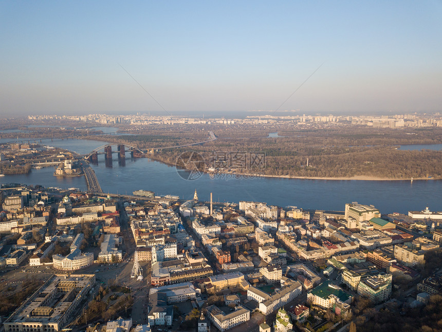 个阳光明媚的早晨,基辅乌克兰波多尔区的景观景观聂伯河波多斯基桥的建造无人机摄影鸟瞰聂伯河波多斯基区,基辅图片