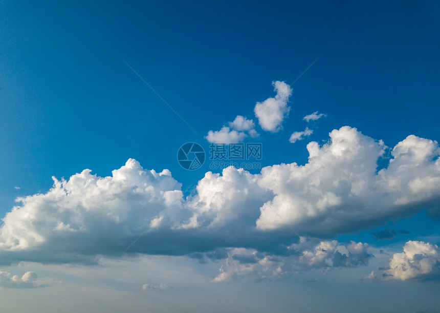 蓝天背景的美丽云自然天气,云蓝色的天空夏天的日落无人机上俯瞰夏天日落时蓝天上白色的蓬松云图片