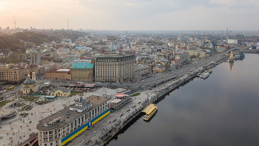 鸟瞰河站,邮政广场与伊利亚教堂,旅游船地区波多尔基辅,乌克兰无人机的照片鸟瞰河站,游客背景