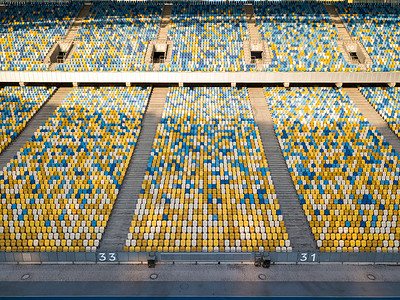 奥利匹克日基辅,乌克兰20187月19日全景无人机空的偶数行体育综合体Olimpiysky法庭夏季的蓝色黄色基辅,乌克背景