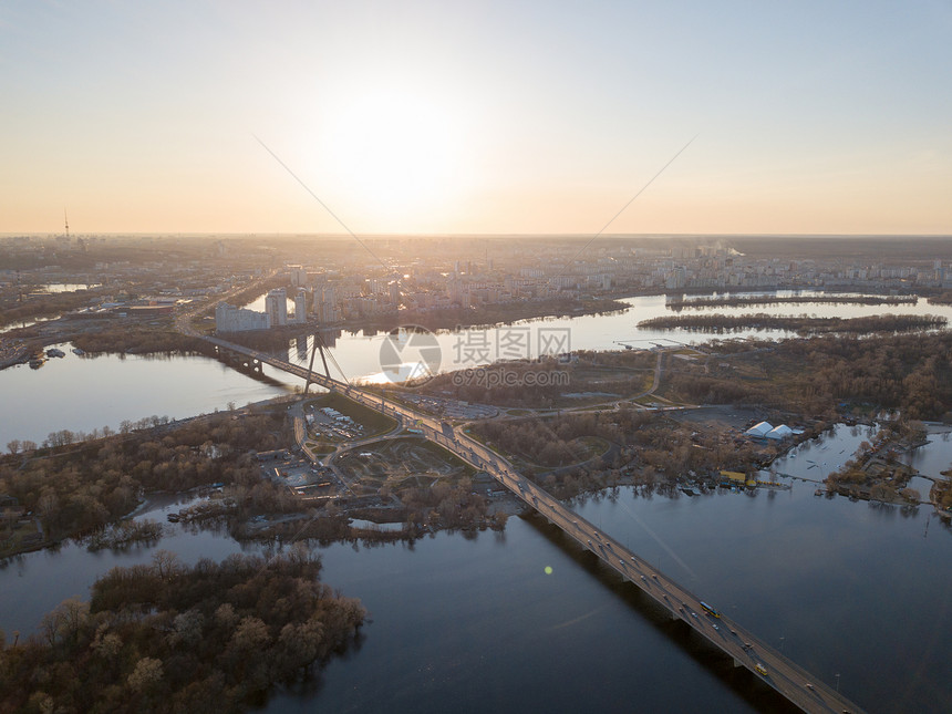 基辅市北桥的全景,汽车穿过聂伯河无人机的照片基辅市聂伯河上座桥的鸟瞰图图片