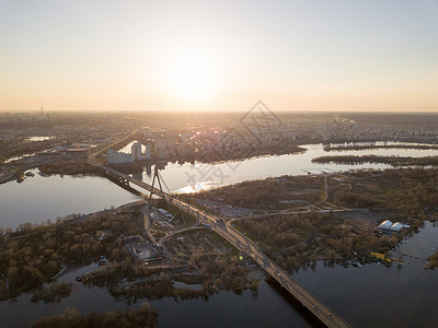 聂伯罗美丽的景色,桥上汽车穿过聂伯河基辅市日落无人机摄影聂伯河上的桥日落时基辅市的全景背景